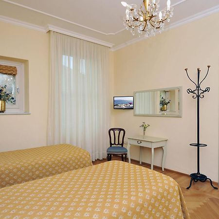 Hotel Monte Baldo E Villa Acquarone Gardone Riviera Oda fotoğraf