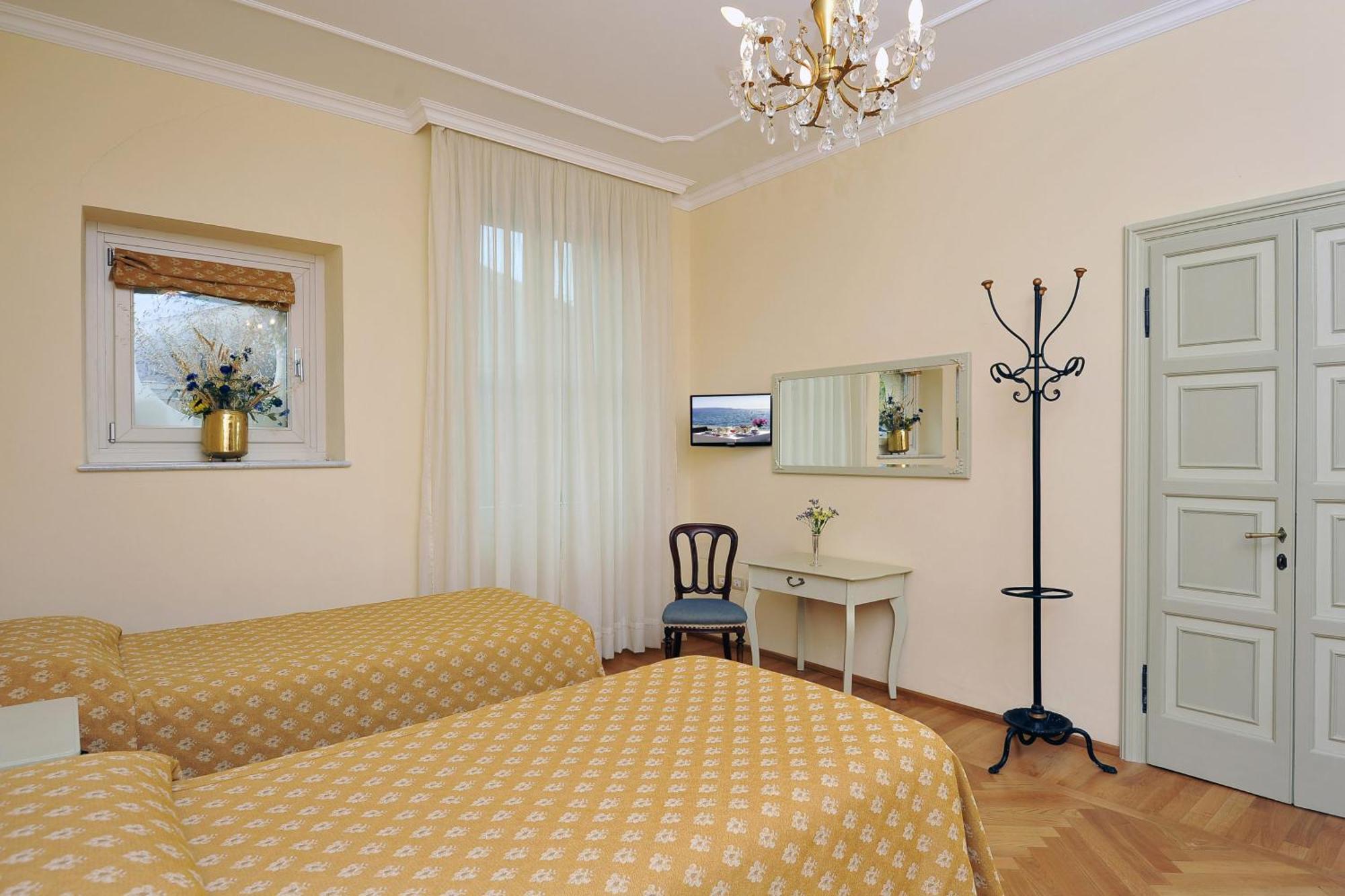 Hotel Monte Baldo E Villa Acquarone Gardone Riviera Oda fotoğraf